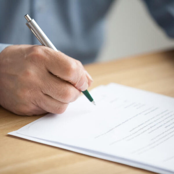 Najczęstsze błędy w umowach z pracownikami i jak ich uniknąć