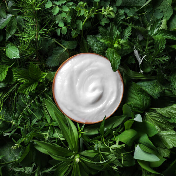 Naturalna pielęgnacja twarzy – co działa, a co to mit?